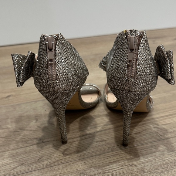 Gold Glam Silver metallic ankle strap sandals heels bow size 6 stiletto bride - Picture 5 of 6